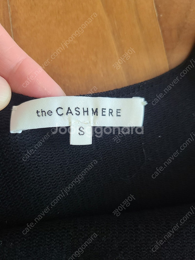 더캐시미어 백 슬릿 슬리브리스 니트 드레스--9