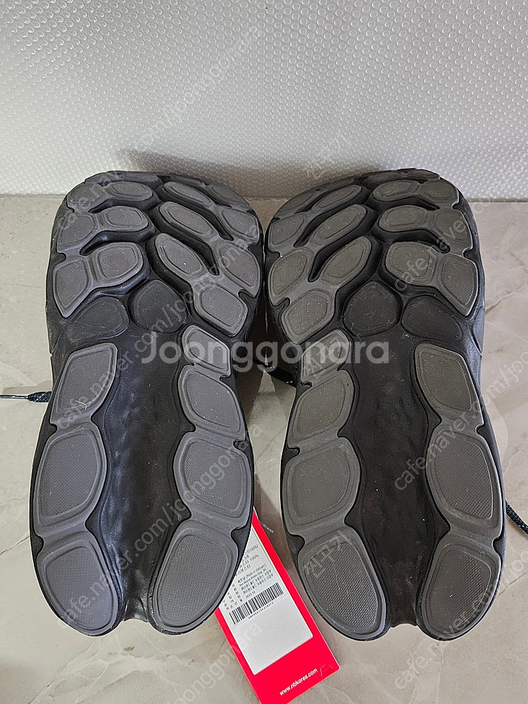 뉴발란스 러닝화 모어 v4 270사이즈 2e--3