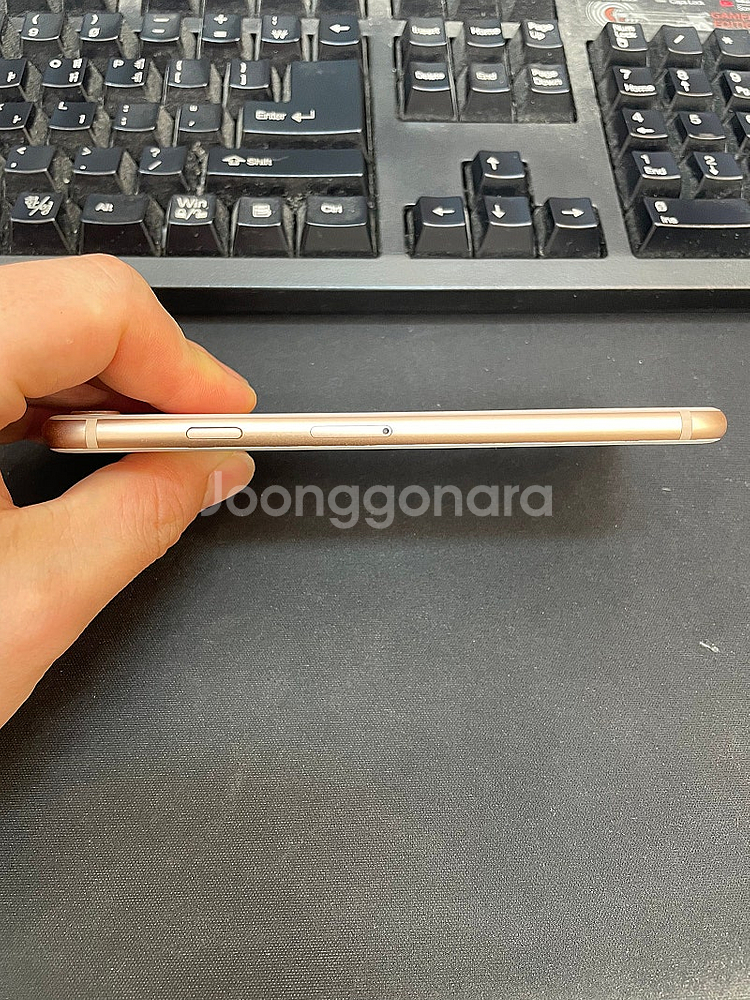 아이폰8 골드 64GB 상태좋은 중고12만팝니다.--4