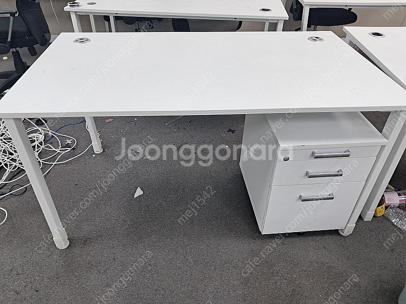사무실가구 화이트책상 3단이동서랍 메쉬사무의자 정리--0