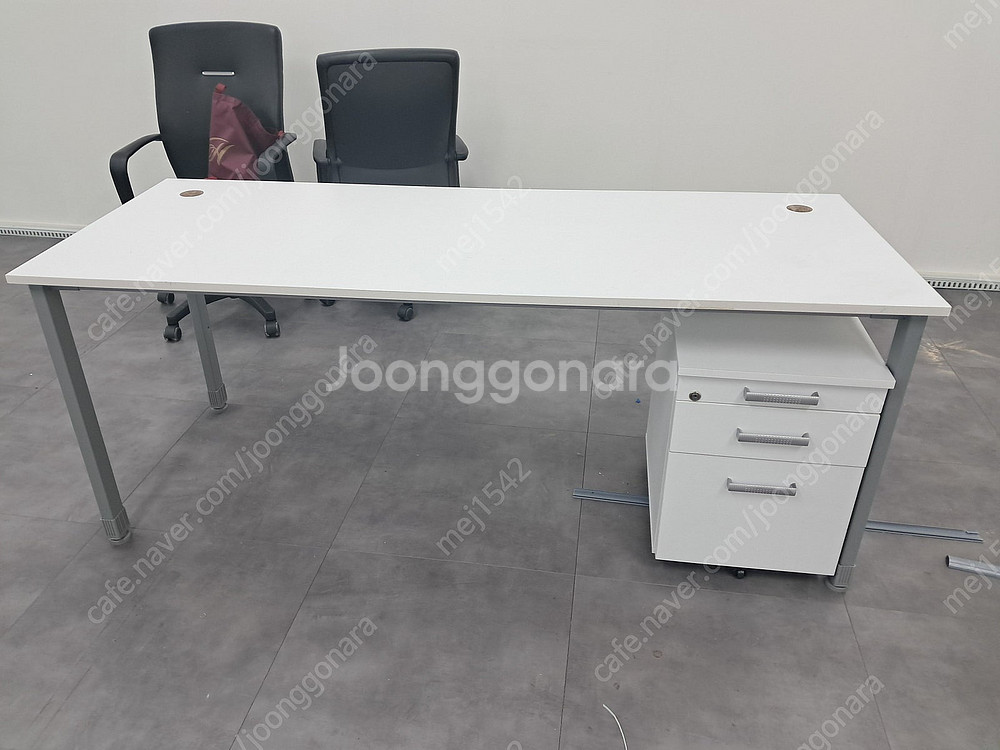 사무실가구 화이트책상 3단이동서랍 메쉬사무의자 정리--1