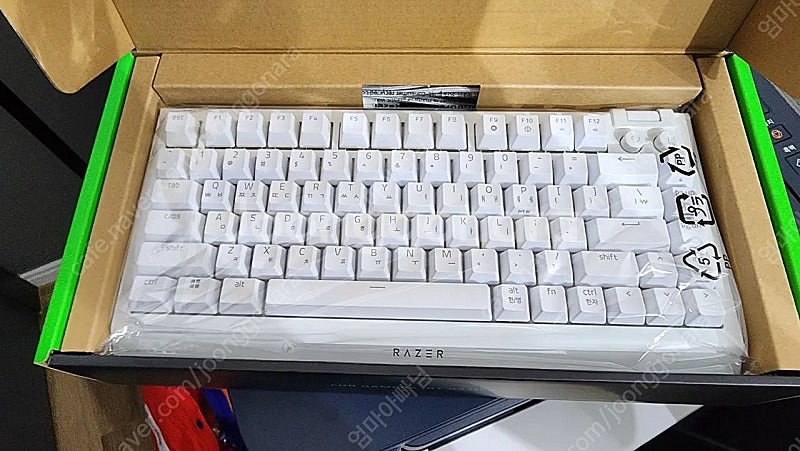 레이저 키보드 블랙위도 v4 75% 화이트 에디션--0