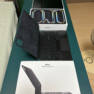아이패드 프로 11 M4 256GB + 매직 키보드 + 애플 펜슬 (새상품급, 2회 미만 사용)