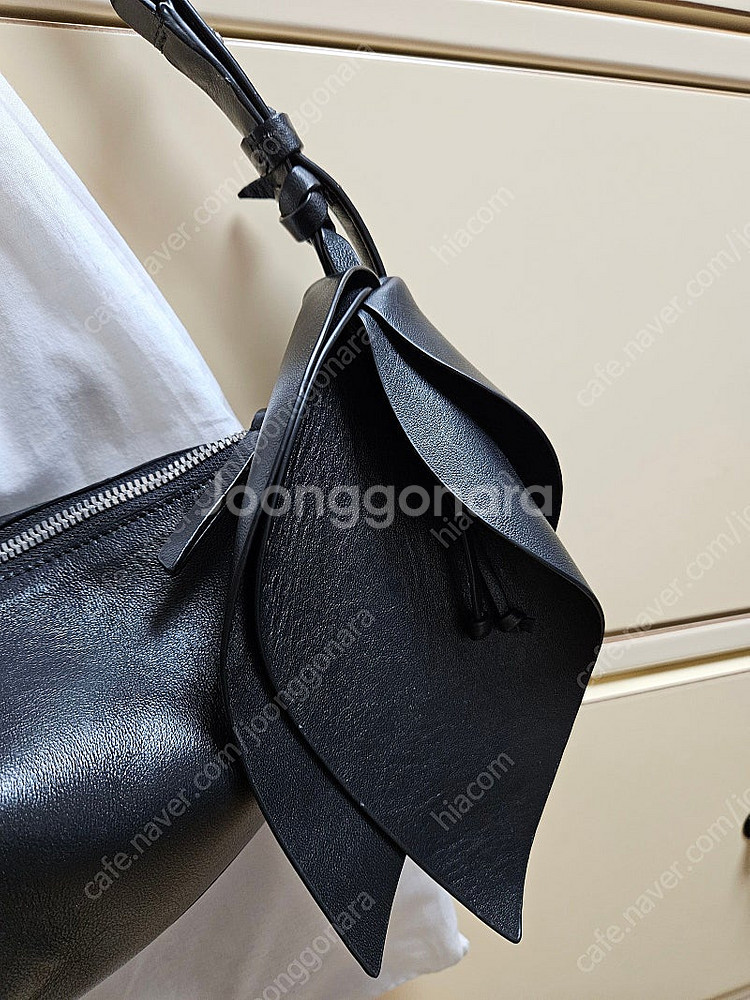 마시모두띠 플라워 디테일 하프문백 저렴하게 팔아요--6