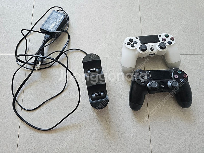 PS4 듀얼쇼크4 무선 호환 컨트롤러 2개 + 정품 충...--0