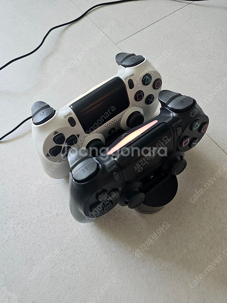 PS4 듀얼쇼크4 무선 호환 컨트롤러 2개 + 정품 충...--2