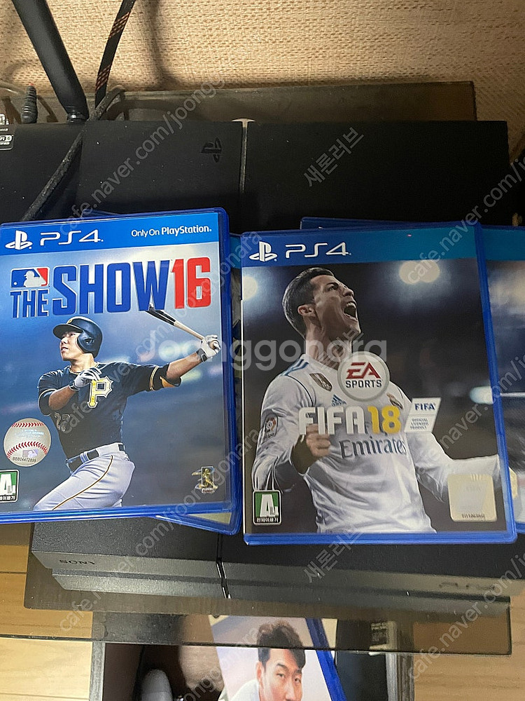 PS4 본체 무선 컨트롤러 2개 그외 게임 CD 팝니다--2