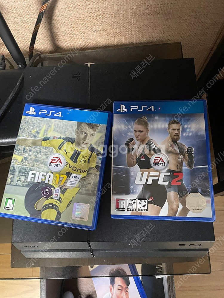 PS4 본체 무선 컨트롤러 2개 그외 게임 CD 팝니다--3