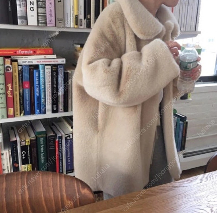 리본빛 MONE 에디트 에코 퍼 코트--1