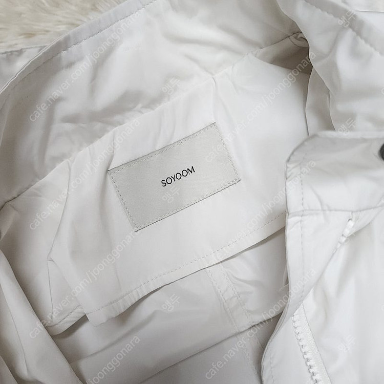 소윰 soyoom 바람막이 판초 이미지