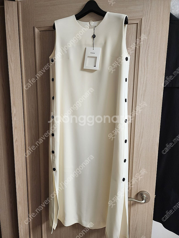 뮤제라 라온컴퍼니 사이드 버튼 맥시 원피스 크림--1