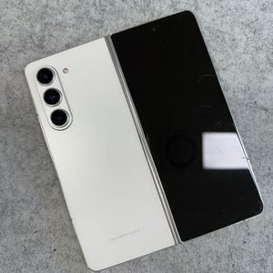 (무잔상)갤럭시폴드5 화이트 512G 미파손 멍없는 단말기 정상작동 62만 팝니다@@@