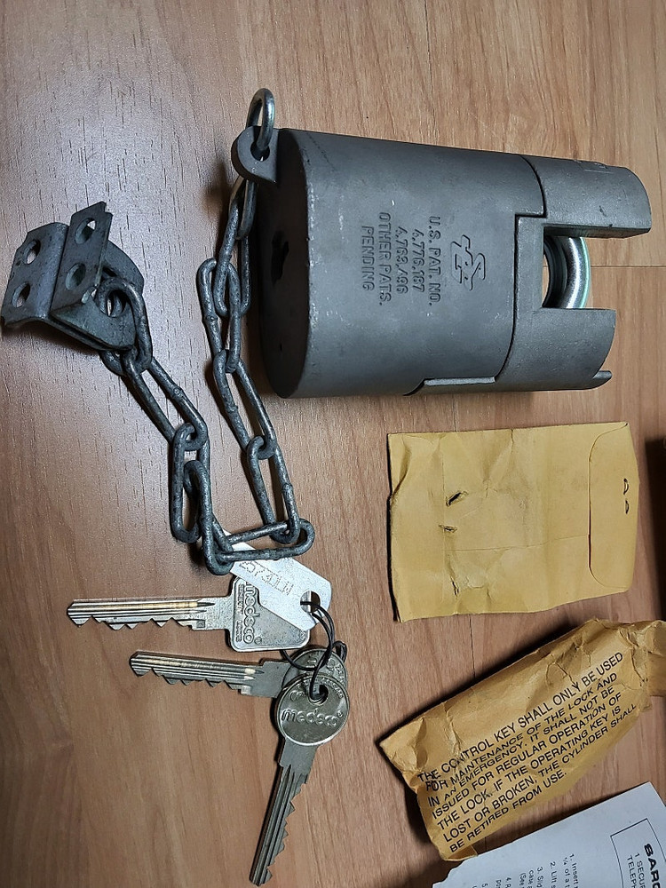 미사용 미군 탄약고 자물통--1