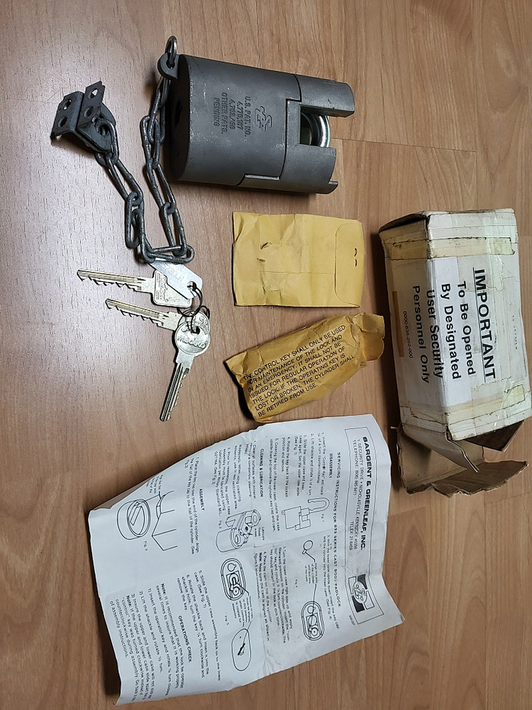 미사용 미군 탄약고 자물통--3