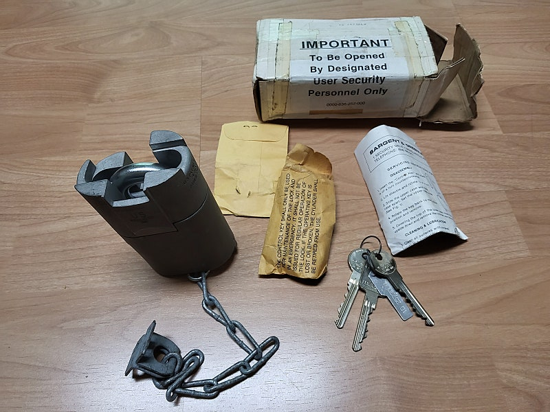 미사용 미군 탄약고 자물통--4