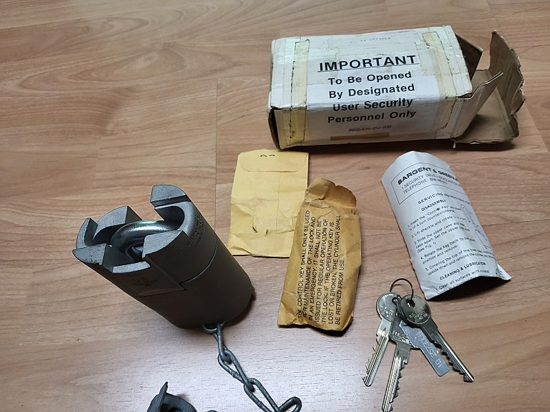 미사용 미군 탄약고 자물통--5