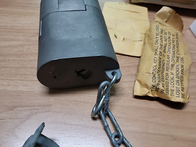 미사용 미군 탄약고 자물통--6