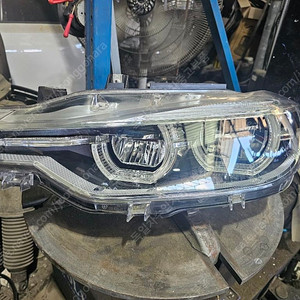 BMW F30 후기형 LED라이트 판매합니다. 운전석 쪽