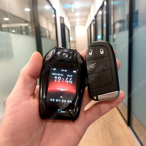 크라이슬러 300C 오래된 연식 구형 클래식 자동차키를 최신형 BMW 타입 프리미엄 LCD 액정 디스플레이키로 업그레이드 전환 제작 비상용키 예비키 여분키로 추가 구매 가능