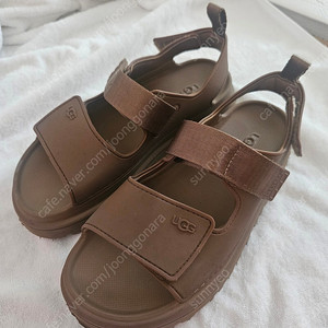 어그 골든글로우 샌들 반값택포 (브라운 245)