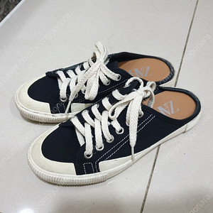 자라 뮬 스니커즈