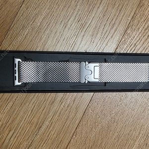 애플워치 울트라2 URVOI 티타늄 밀라노루프 스트랩 티타늄색상 팝니다.