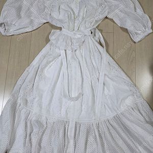 한섬 오브제 펀칭 러플 벨트 원피스