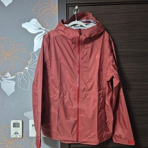 블랙다이아몬드 방수 방풍 등산용 자켓 팝니다. M사이즈. 새상품입니다 수원 광교지역 직거래 가능합니다