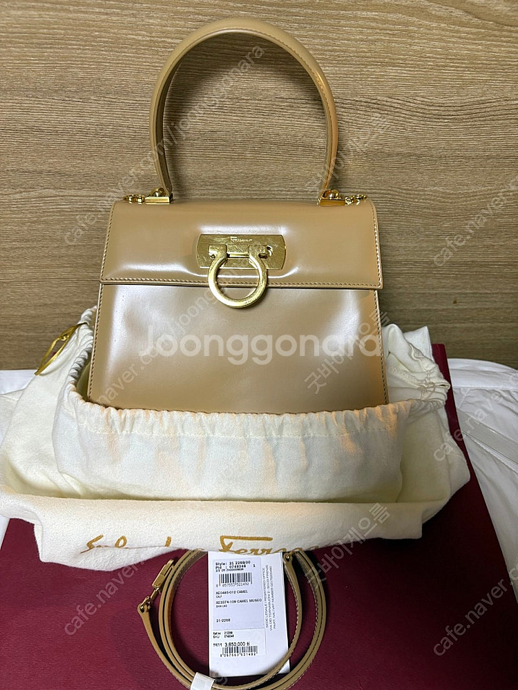 (가격인하)페라가모 켈리백 카멜 미듐 가방--0