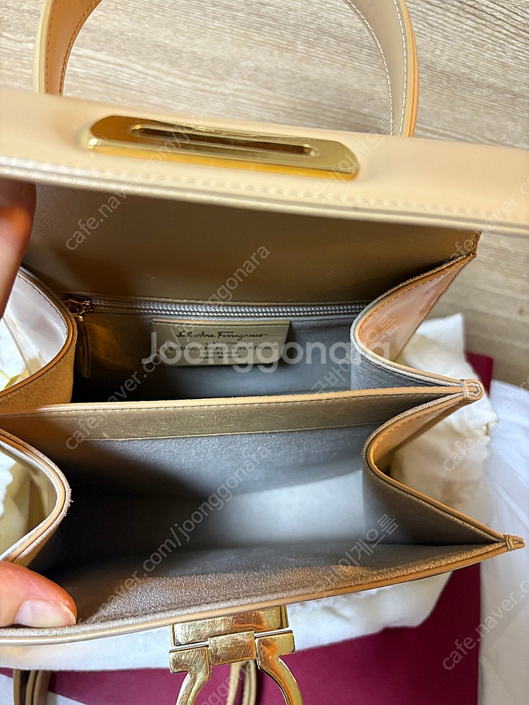 (가격인하)페라가모 켈리백 카멜 미듐 가방--7