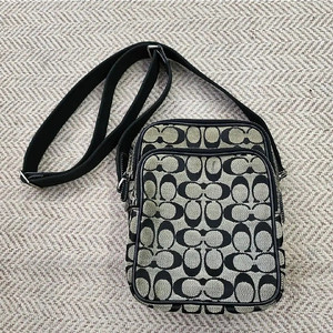 COACH 코치 4270 시그니처 캔버스 가죽 크로스 바디 백 /새거 라푸마 숄더 힙색 등산 캠핑 러닝