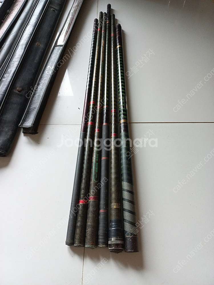 민물낚시대 18대 및 받침대,찌등 용품 일괄 팝니다--1