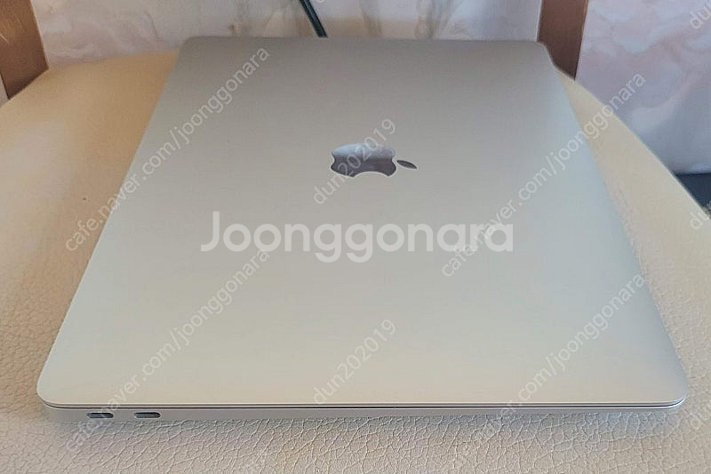 맥북에어 m1 13인치 8G SSD256 52만--2