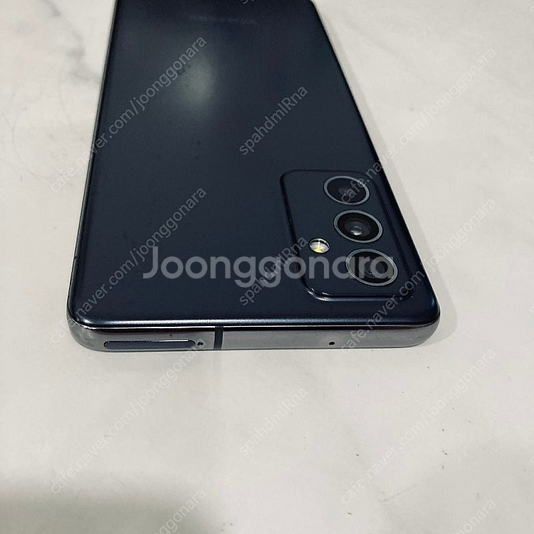 갤럭시 퀀텀2 블랙 128기가 매우깔끔한기기 7만5천원 판매합니다!--3