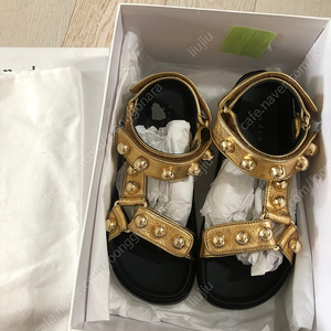 산드로 스터드 밸크로 샌들