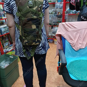 등산 낚시 캠핑등 아웃도어스포츠 활동에사용하시기 편리한 15리터 크기아담한 크기의 카모백팩