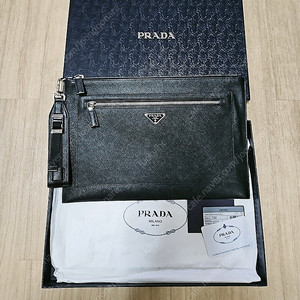 PRADA 프라다 사피아노 클러치백 68만원에 판매 합니다.