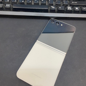 갤럭시Z플립5 크림 512GB 무잔상 상태좋은 중고34만팝니다.