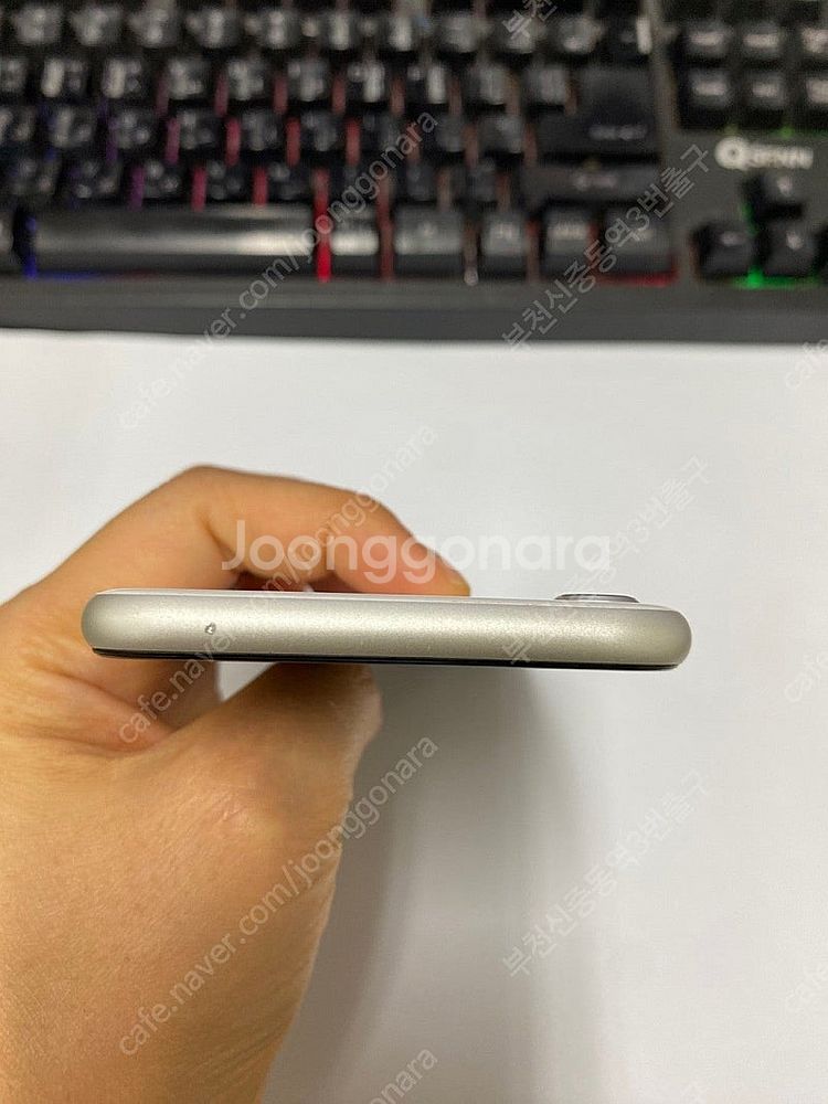 496820 아이폰SE2 화이트 A급 128GB 무잔상...--3