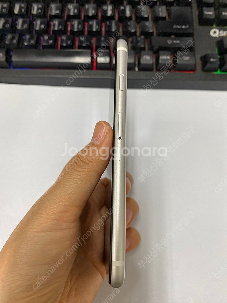 496820 아이폰SE2 화이트 A급 128GB 무잔상...--5