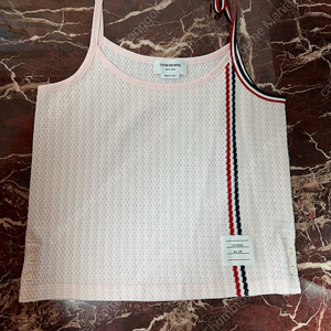 톰브라운 정품 여성 한정판 삼선나시 새상품 백화점구매 팝니다..!!! 고급진소재로 한정으로 나와서 구하기도 상당히 어렵고 디자인도 이쁘게 잘나왔습니다^^* 지금 대낮에 기온이