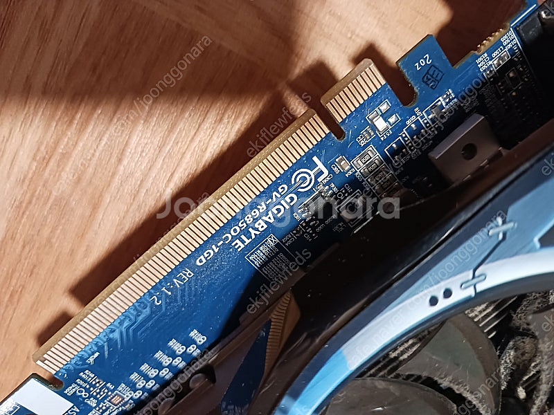 기가바이트 윈드포스 라데온hd6850 그래픽카드 팝니다.--5