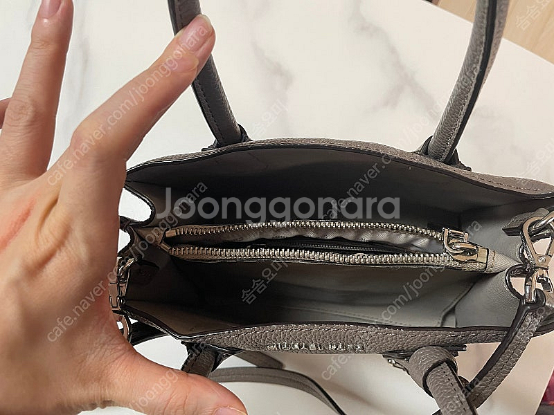 마이클코어스 머서백 미디움 가방 입니다.--6