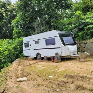 카라반(에어컨 냉장고 보일러 전자랜즈 티브)판매 땅도 별도 판매 계곡접 도로접 전기있음 전망좋음 저수지상류 매매가상담