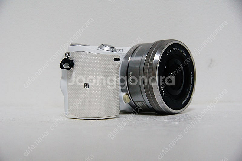 소니 NEX-5T 화이트 8,692컷 팝니다.--2
