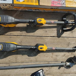 디월트 예초기 DCST972 FlexVolt 60V MAX 브러시리스 17 스트링 트리머 팝니다.