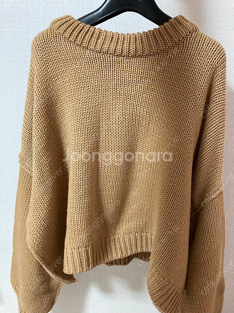 (새상품)카멜 베이지 오버핏 크롭 니트--0