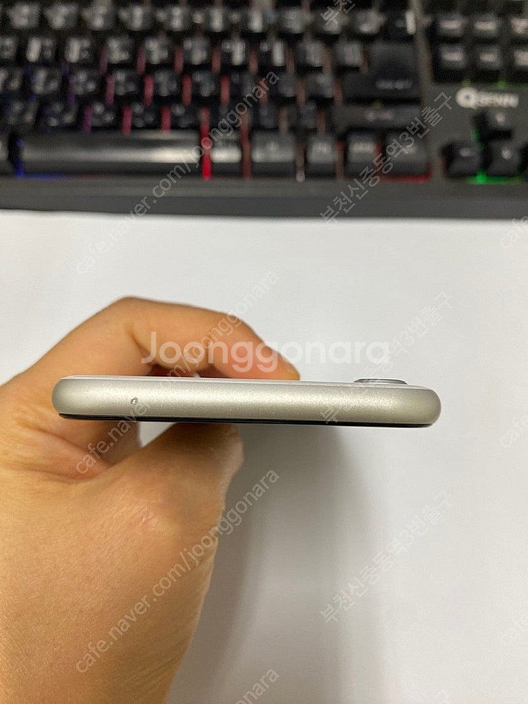 496820 아이폰SE2 화이트 A급 128GB 무잔상...--3
