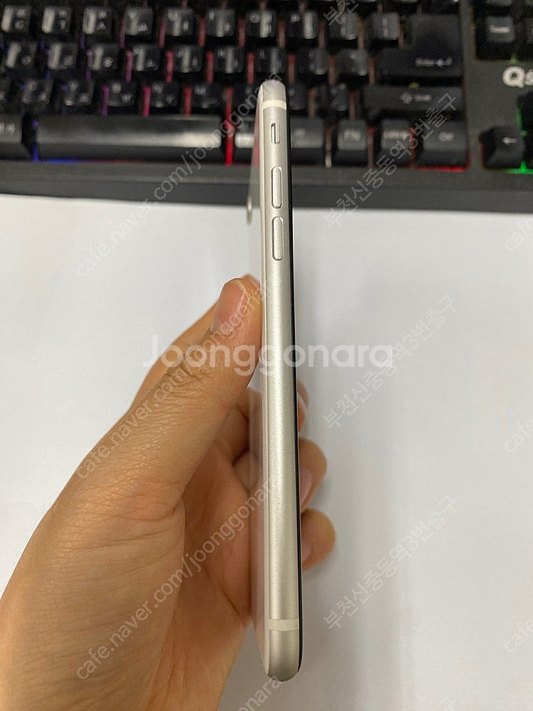 496820 아이폰SE2 화이트 A급 128GB 무잔상...--4