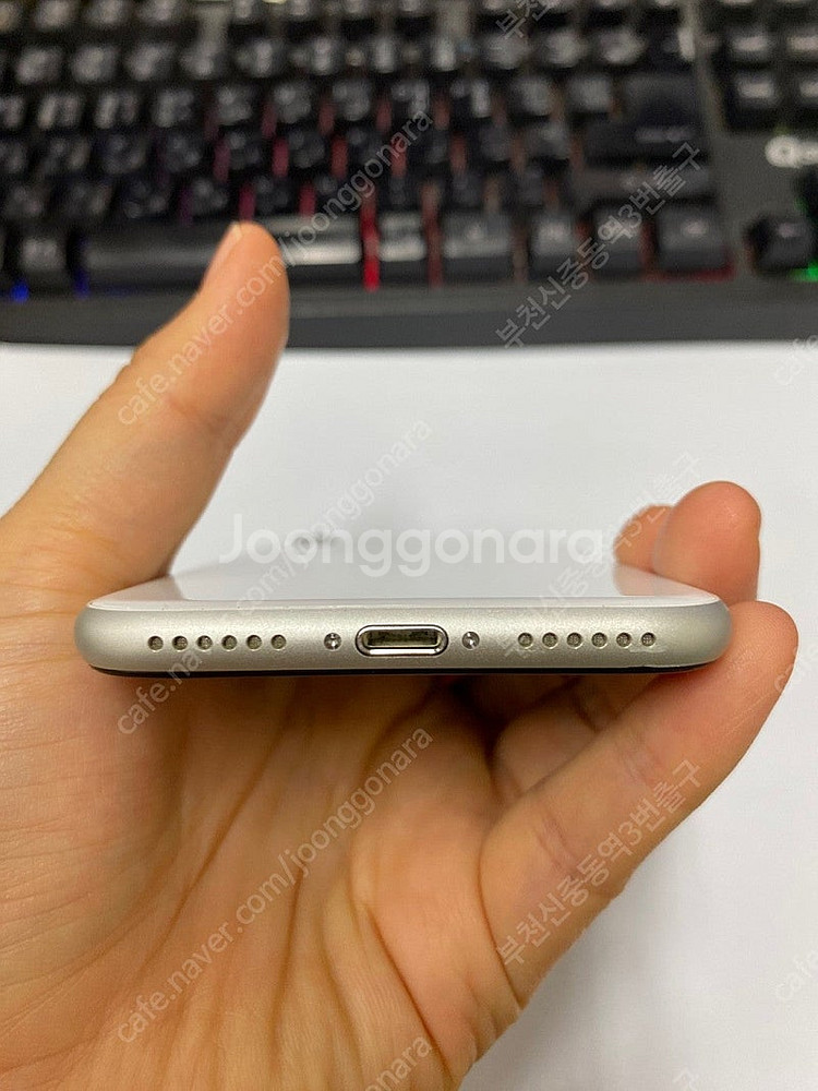 496820 아이폰SE2 화이트 A급 128GB 무잔상...--6
